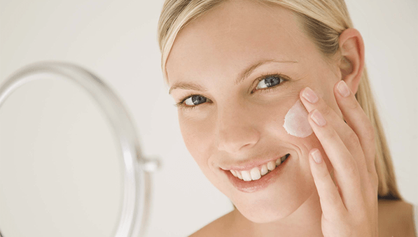 използване на крем за подмладяване на кожата на лицето
