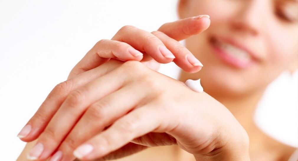 нанасяне на крем за ръце за подмладяване на кожата