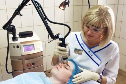 Процедура за лазерно подмладяване в козметичен салон
